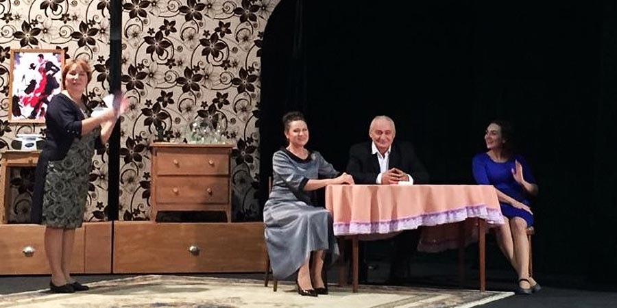 Игрушка в руках женщины